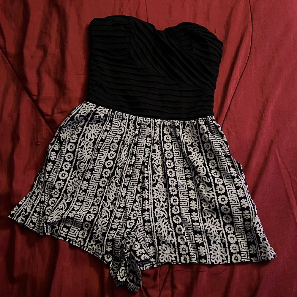 Cute romper with side zipper